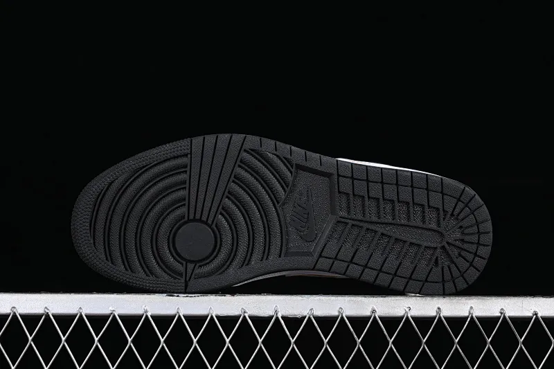 All categories Air Jordan Jordan series basketball shoes Air Jordan 1 Mid Air Jordan 1 Mid SE AJ1 Joe 1 small black gold patent leather mid-top basketball shoes 852542-007